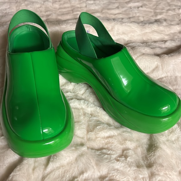 Charles & Keith Roony Patent Back-Strap Heeled Sandals in green. - Picture 6 of 9
